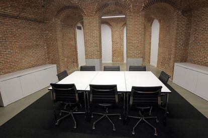 Sala de reuniones ubicada en la antigua bodega del hotel París. Es empleada para la formación y asesoramiento.