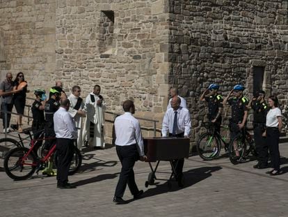 Los cuerpos de los ciclistas atropellados salen de la iglesia de Rubí, tras el funeral celebrado este miércoles.