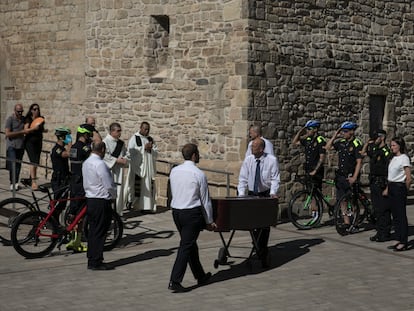 Los cuerpos de los ciclistas atropellados salen de la iglesia de Rubí, tras el funeral celebrado este miércoles.