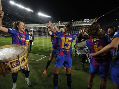 Alexia Putellas festeja con sus compañeras el triunfo ante el Madrid tocando el bombo.