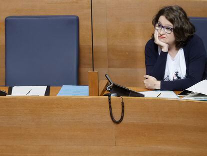 Mónica Oltra, en su escaño durante una sesión de control en las Cortes valencianas celebrado el pasado mes de junio.