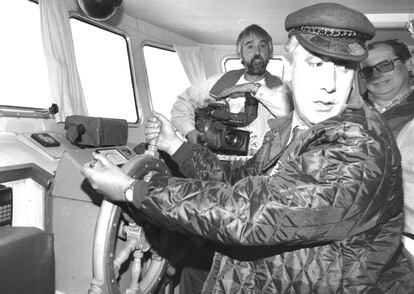 Javier Arenas, candidato a la Junta de Andalucía por el Partido Popular, el 24 de febrero de 1996, con gorra de marinero y al timón del pesquero 'Alcatraz Dos' de Almería. En Andalucía, el PP perdería un escaño, pero en las coincidentes elecciones generales del 3 de marzo, Aznar se hizo con la presidencia del Gobierno, desbancando al PSOE tras 14 años en el poder.