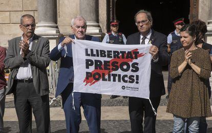 El president Quim Torra, en la puerta de la Generalitat de Barcelona, porta una pancarta a favor de los presos políticos.