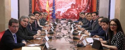 De izquierda a derecha, Pachi Yangüas (UPN) Joan Tardá (ERC); José Manuel Villegas (Ciudadanos); Óscar López e Isabel Rodríguez (PSOE); Joan Baldoví (Compromís); Francesc Homs, de Dill; Joseba Aurrekoetxea y Aitor Esteban (PNV); Juan Carlos Vera y Fernando Fernández Maíllo (PP); Carlos Salvador e Íñigo Jesús Alli (UPN); Segundo González (Podemos); y Sol Sánchez, de IU