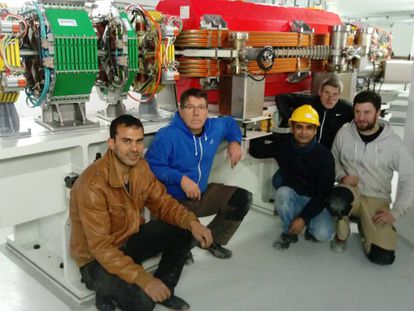 Investigadores del equipo internacional de SESAME, junto a un experimento.