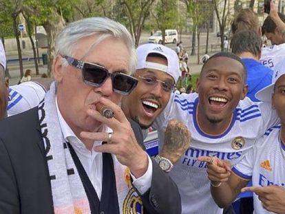 Carlo Ancelotti, este sábado en la celebración de la Liga junto a Vinicius, Militão, Alaba y Rodrygo.