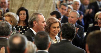 La reina Sof&iacute;a, junto al presidente del Consell, Alberto Fabra, en la entrega de los Premios Jaime I.