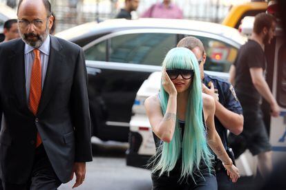 An unrecognizable Amanda Bynes attends an arraignment in Manhattan Criminal Court on July 9, 2013 in New York City.  Bynes was facing charges of reckless driving, tampering with evidence and criminal possession of marijuana in connection with her May 23, 2013 arrest.