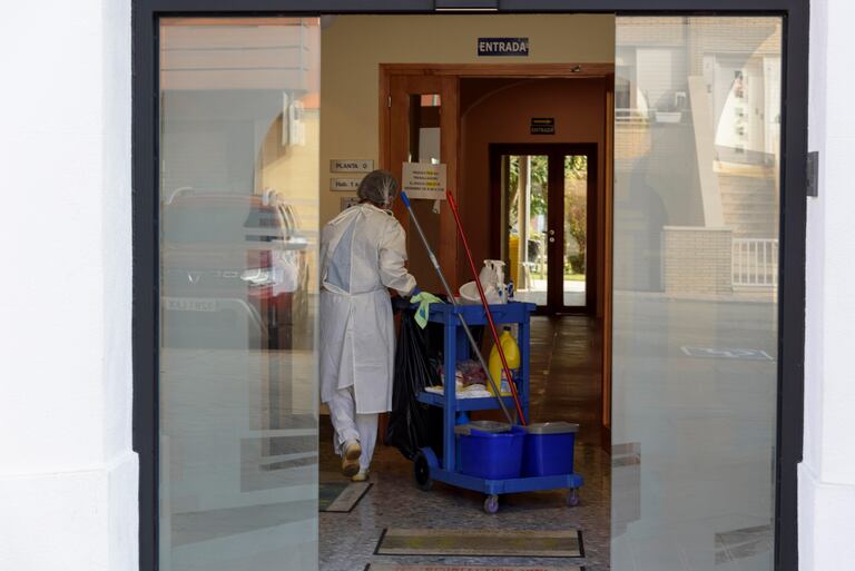 Un trabajador de limpieza en una residencia de Lleida, en una imagen tomada esta semana.