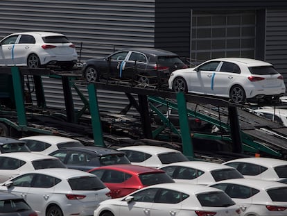 Aparcamiento de coches nuevos listos para la distribución en Sant Boi del Llobregat.