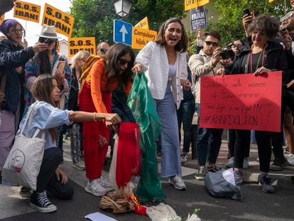 Mujeres queman varios velos durante una protesta por la muerte de la iraní Mahsa Amini, este miércoles frente a la Embajada de Irán en Madrid.