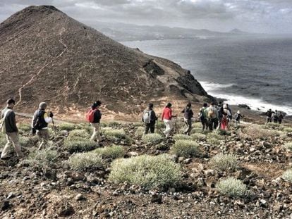 Un grupo de excursionistas en La Isleta, en Gran Canaria, en direcci&oacute;n a la Monta&ntilde;a Colorada.