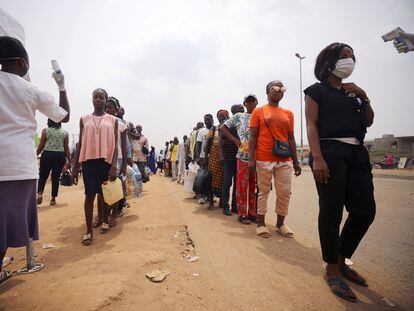 Colas para medir la temperatura en Abuja (Nigeria), el pasado 30 de marzo.