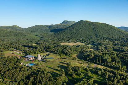 Vulcania, parque temático creado por dos geólogos franceses, se encuentra ubicado entre los extintos volcanes del parque natural des Volcans d'Auvergne.