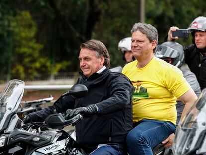 Bolsonaro acompañado por Tarcísio Gomes de Freitas, candidato a gobernador de São Paulo, en una caravana de motocicletas en víspera de las elecciones del pasado domingo.