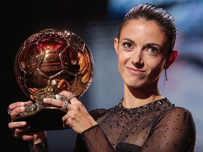 Aitana Bonmatí recibe el Balón de Oro 2023.