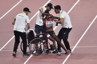 La atleta Tigist Gashaw, de Baréin, recibe asistencia tras desmayarse durante las eliminatorias femeninas de 5.000 metros en el Campeonato Mundial de Atletismo en Doha, el 2 de octubre.