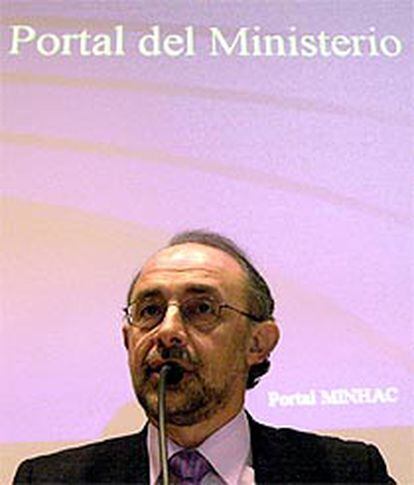 El ministro de Hacienda Cristobal Montoro en la sede de su departamento.