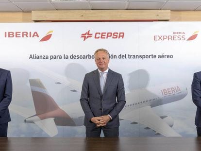 Los primeros ejecuticos de Iberia, Cepsa e Iberia Express durante la firma del acuerdo.