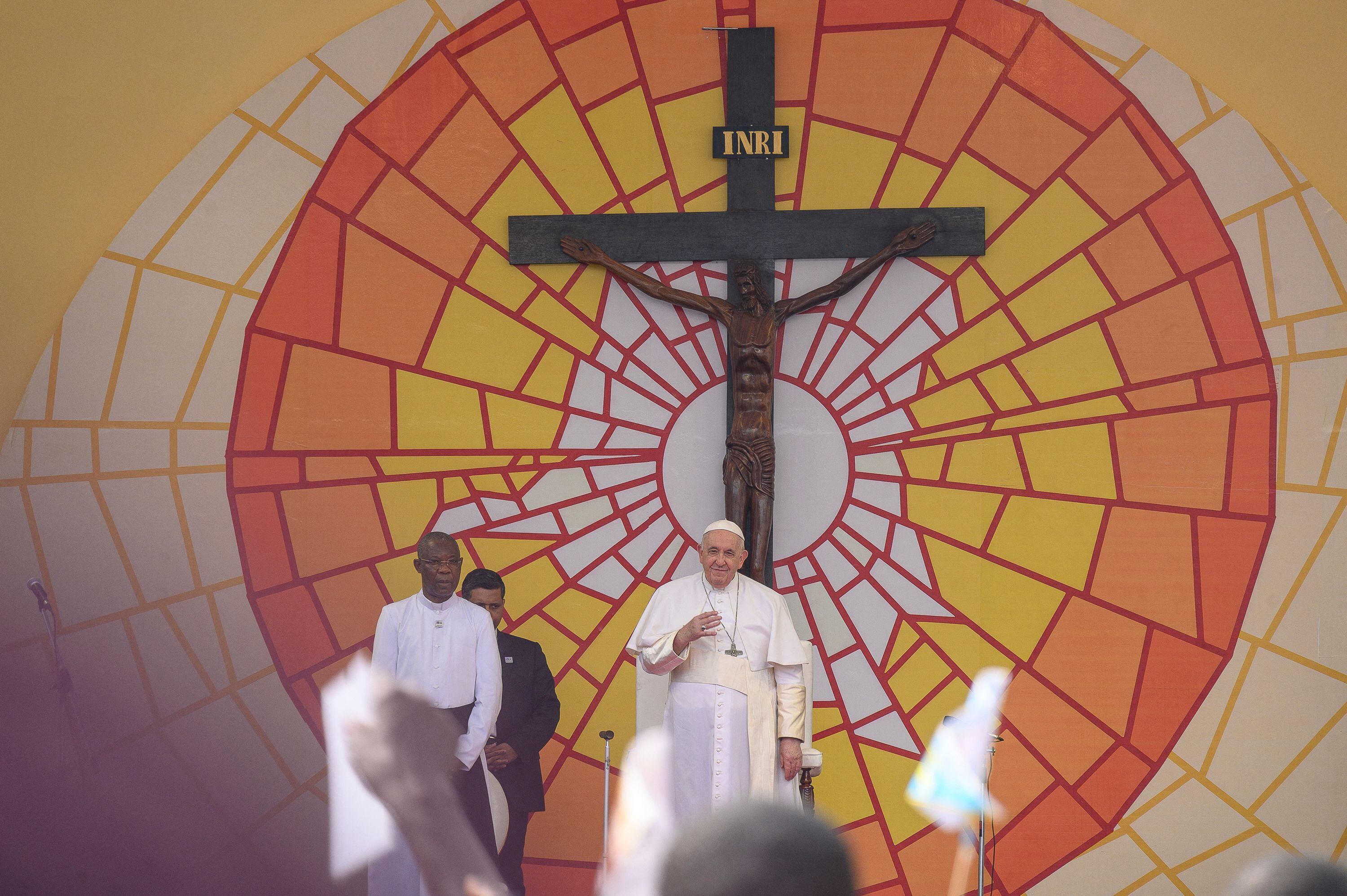 El papa Francisco gesticula durante la ceremonia celebrada en el Estadio de los Mártires de Kinsasa, en la que se ha reunido con jóvenes y catequistas, este jueves 2 de febrero.