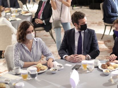 La presidenta de la Comunidad de Madrid, Isabel Díaz Ayuso; el presidente del Partido Popular, Pablo Casado, y el alcalde de Madrid, José Luis Martínez-Almeida, conversan durante un desayuno informativo, el pasado miércoles.