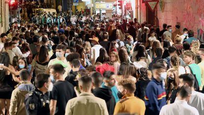 Multitud de jóvenes se agolpan en una calle de Salamanca.