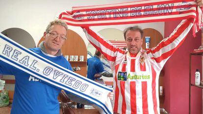 David Arobes, con la camiseta del Real Oviedo, junto a su hermano Jorge.