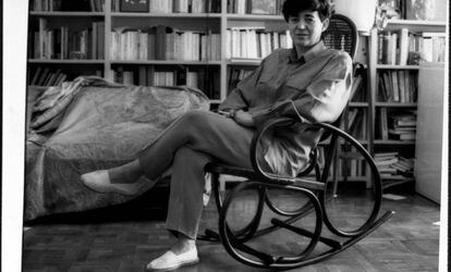 La escritora catalana Ana María Moix, sentada en una mecedora de su casa, en julio de 1993.