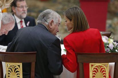 La reina Letizia conversa con el poeta y premio Cervantes Antonio Gamoneda, hoy en el almuerzo en el Palacio Real de El Pardo.