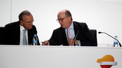Isidro Fainé, presidente de la Fundación La Caixa, junto a Antonio Brufau, presidente de Repsol, durante la presentación de un plan estratégico de la petrolera en 2014.