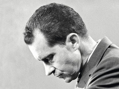 Richard Nixon se inclina ante John F. Kennedy durante un debate entre los dos por las presidenciales de 1960. Perdió contra él, pero cuando volvió a conseguir la candidatura republicana y ganó las elecciones, las cosas no le fueron mucho mejor.