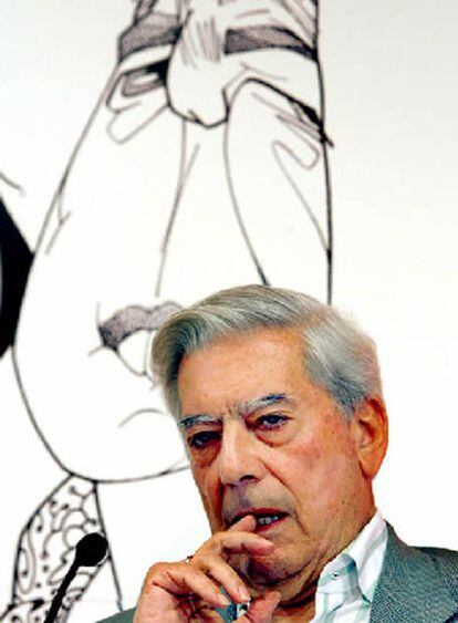 Mario Vargas Llosa ante su caricatura en Santillana del Mar