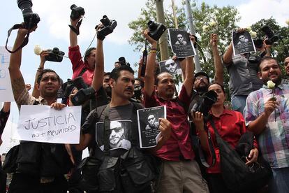 Periodistas y medios de comunicación de Jalisco levantan sus cámaras para protestar contra el asesinato del periodista Rubén Espinosa, en 2015.