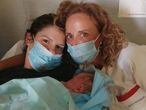 En la imagen,  Yaiza A. S. y su hijo recién nacido.