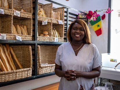 Isseu Diop Sakho posa en su panadería, Mburu, en Dakar, donde se fabrica pan con granos autóctonos como el fonio o el sorgo.