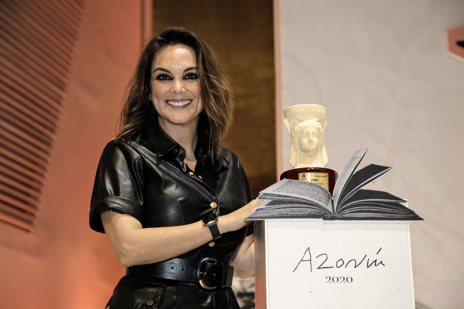 La periodista Mónica Carrillo posa con su galardón tras ganar el Premio Azorín 2020.