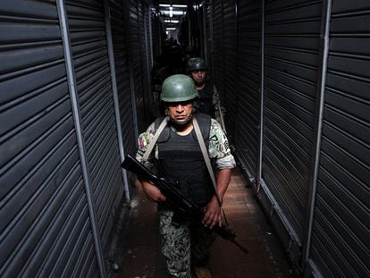 Miembros de las Fuerzas Armadas de Ecuador rondan en un mercado de Quito, el 11 de enero de 2024.