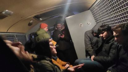 El interior de un furgón policial lleno de manifestantes detenidos, el 27 de enero en una imagen tomada por uno de ellos, Philipp Kyznetsov.