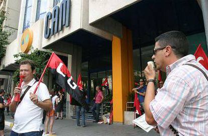 Protesta sindical a las puertas de la sede de la CAM en la tarde de ayer.