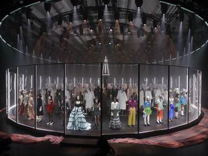 El diseñador Alessandro Michele cambia los parámetros de su desfile de Milán para mostrar a los asistentes los entresijos de lo que llama “el rito más importante” de la moda