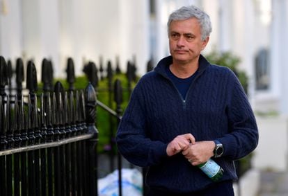 José Mourinho, por una calle de Londres.