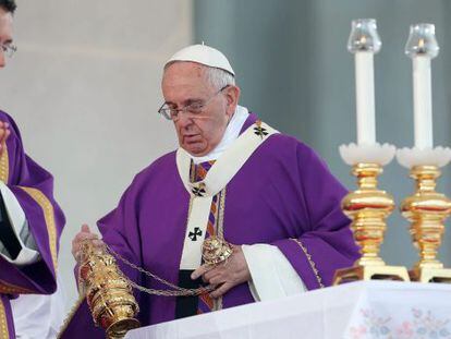 El papa Francesc en una missa a la plaça del Plebiscit a Nàpols, aquest dissabte.