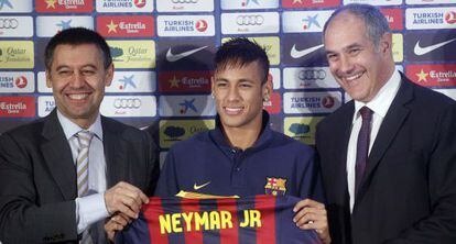 Neymar, con Zubizarreta y Bartomeu en su presentación.