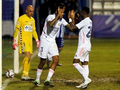 Militao celebra su gol ante el Alcoyano con Vinicius este miércoles.