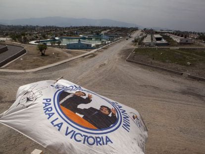 Una bandera kirchnerista flamea en el barrio construido por la organizaci&oacute;n social Tupac Amaru en San Salvador de Jujuy.