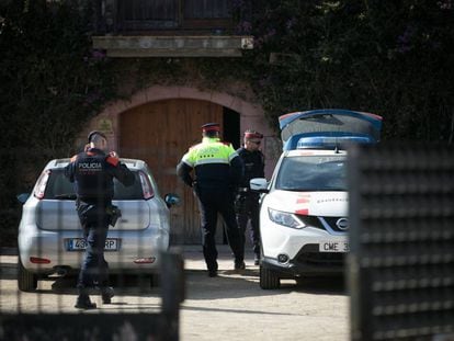 Agentes de los Mossos vigilan el centro de menores de Castelldefels.