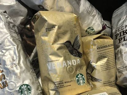 Paquetes de caf&eacute; Starbucks, en un establecimiento de la cadena de Nueva York (EE UU).