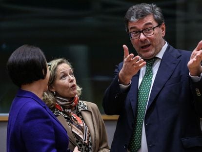La vicepresidenta española, Nadia Calviño (en el centro), escucha al nuevo ministro de Finanzas italiano, Giancarlo Giorgetti, en la reunión del Eurogrupo.
