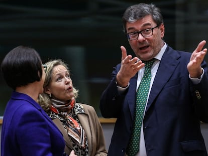 La vicepresidenta española, Nadia Calviño (en el centro), escucha al nuevo ministro de Finanzas italiano, Giancarlo Giorgetti, en la reunión del Eurogrupo.