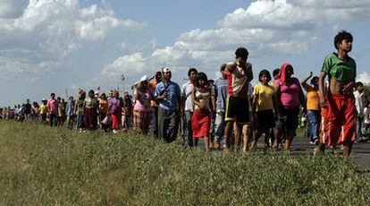 Un grupo de indígenas paraguayos de 17 comunidades se dirige a Asunción (Paraguay) en 2009.